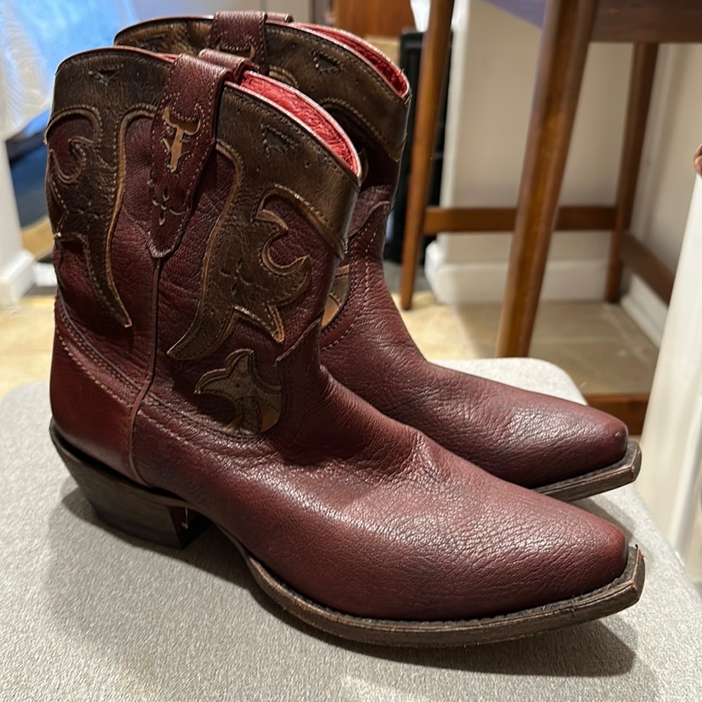 Women’s cowboys booties 9.5